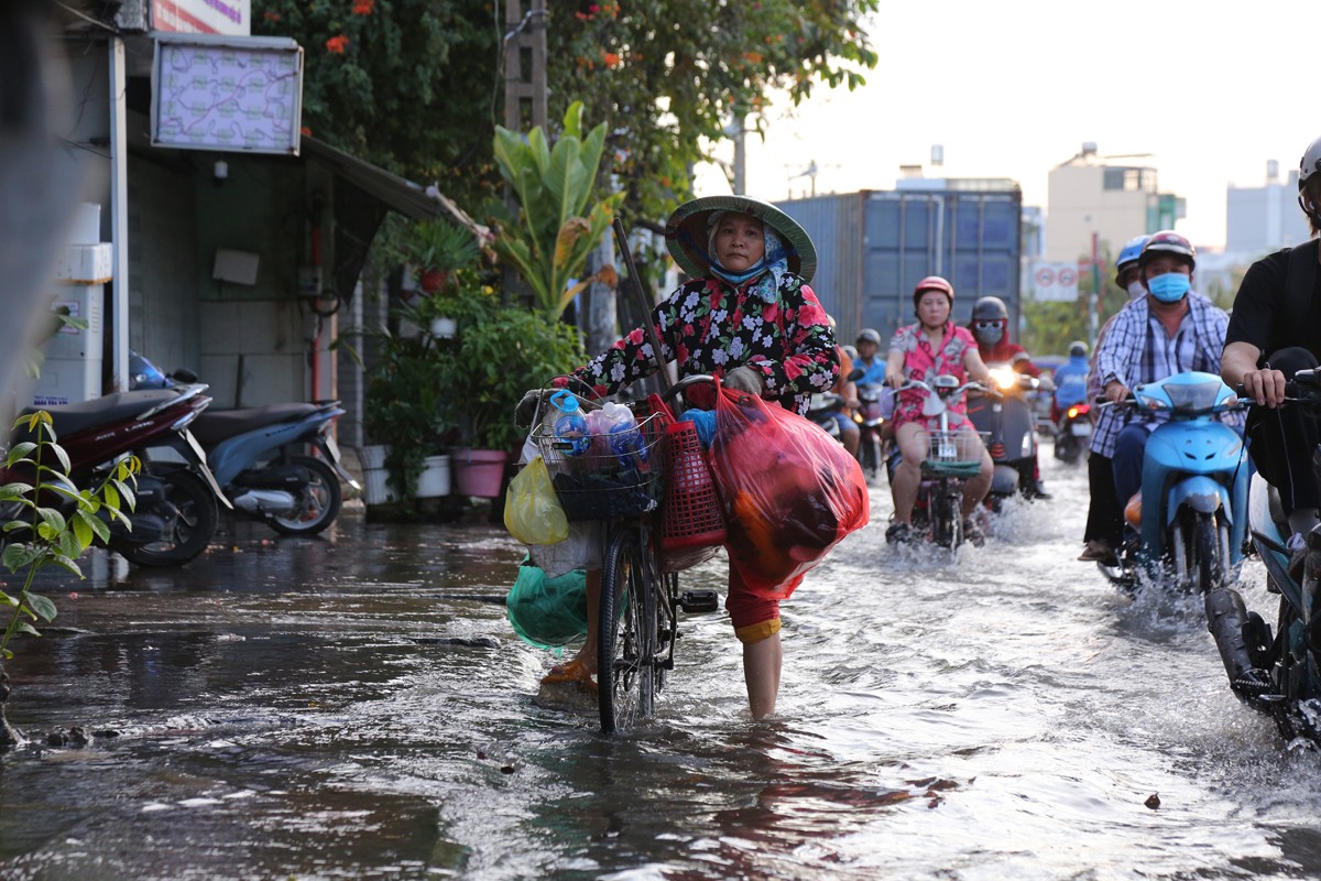 Dân sinh - Người dân TP.HCM quay cuồng trên “phố sông” trong ngày triều cường (Hình 9).