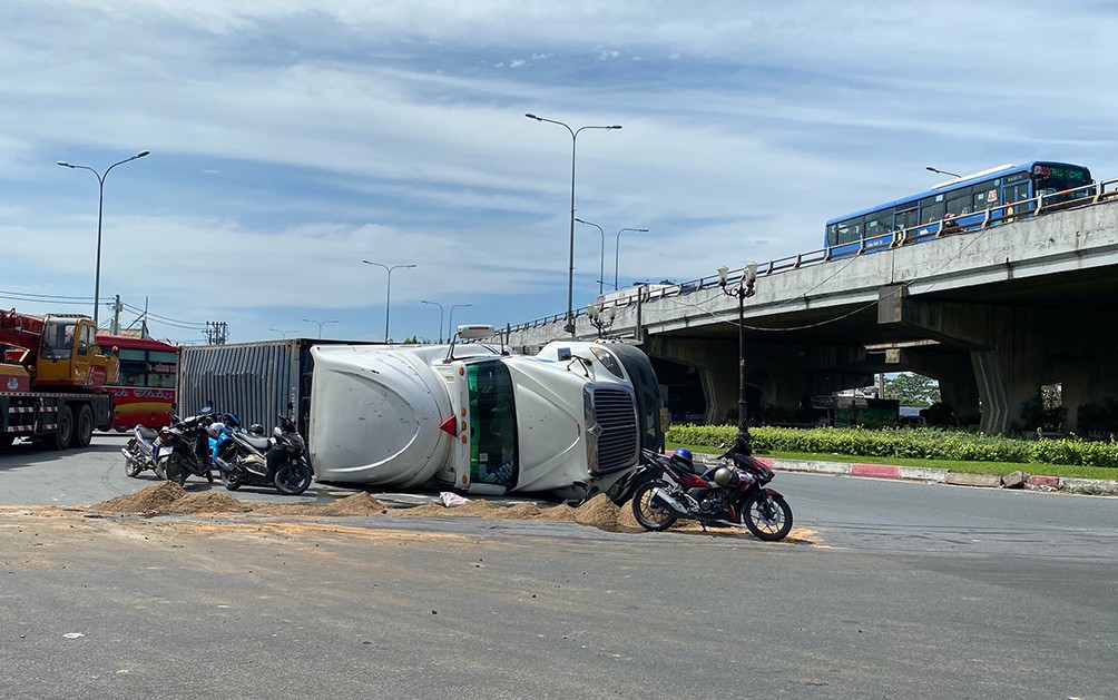 Dân sinh - TP.HCM: Xe container lật giữa giao lộ đông đúc, ùn tắc khủng khiếp