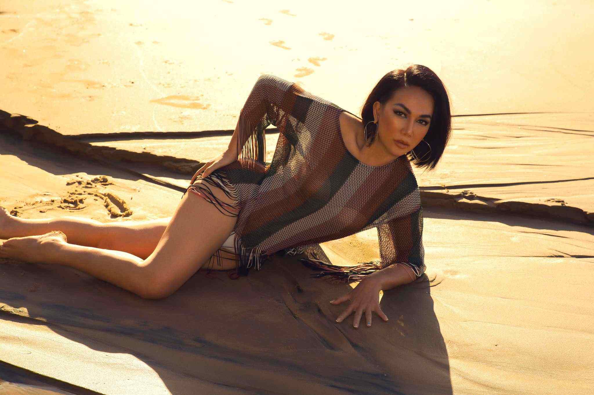 Giải trí - 'Nữ hoàng ảnh lịch' U60 đi biển toàn mê đồ xuyên thấu, khoe dáng đẹp như gái đôi mươi (Hình 4).