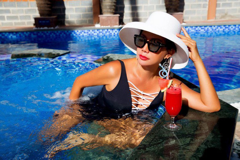 Giải trí - 'Nữ hoàng ảnh lịch' U60 đi biển toàn mê đồ xuyên thấu, khoe dáng đẹp như gái đôi mươi (Hình 7).