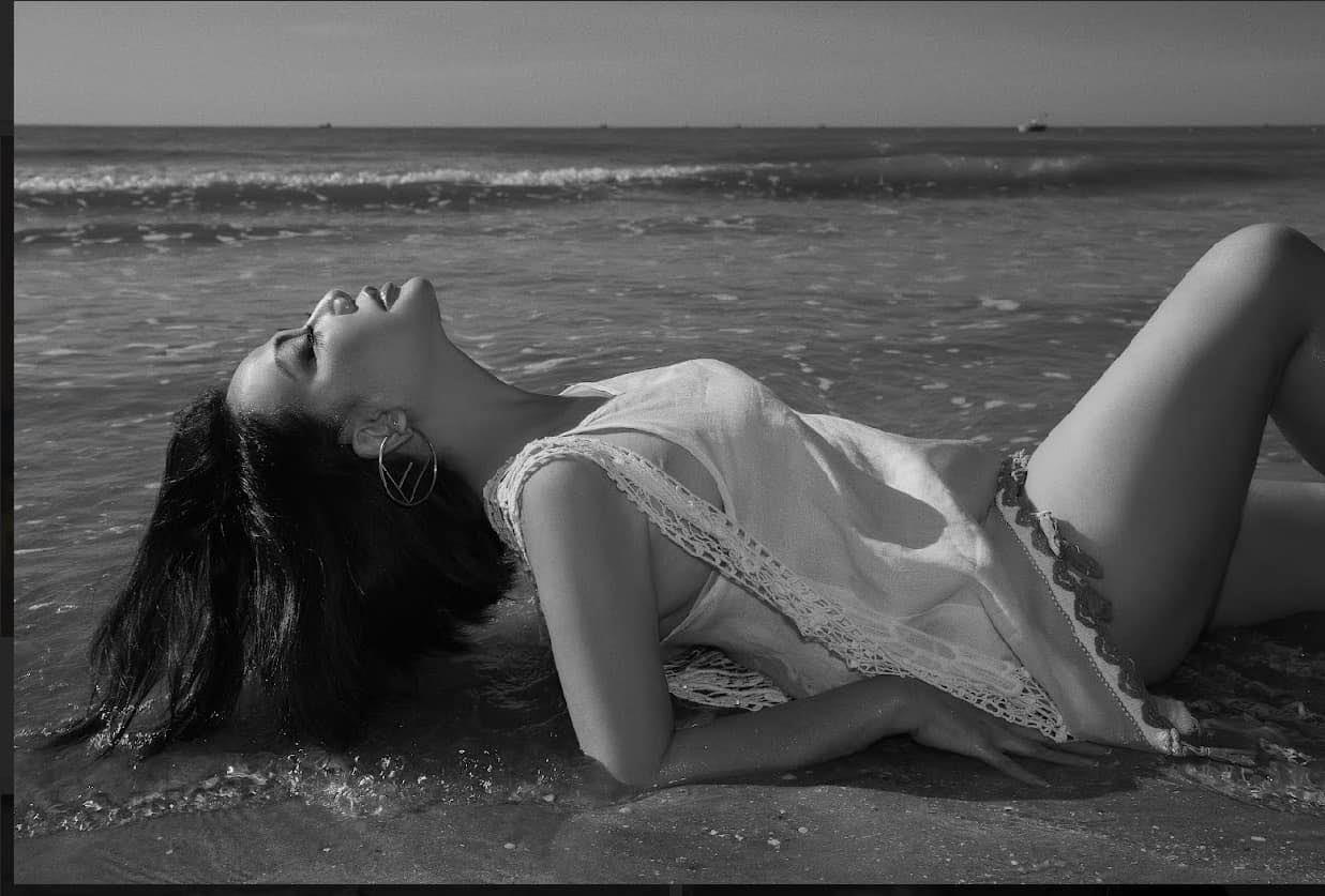 Giải trí - 'Nữ hoàng ảnh lịch' U60 đi biển toàn mê đồ xuyên thấu, khoe dáng đẹp như gái đôi mươi (Hình 5).