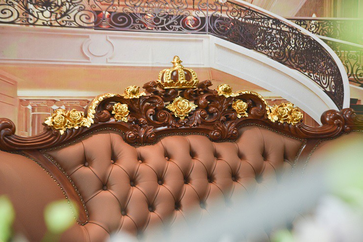 Đời sống - Mang cả lượng vàng “đắp” lên bộ bàn ghế, “đại gia” Hà Nội báo giá hơn nửa tỷ đồng (Hình 8).