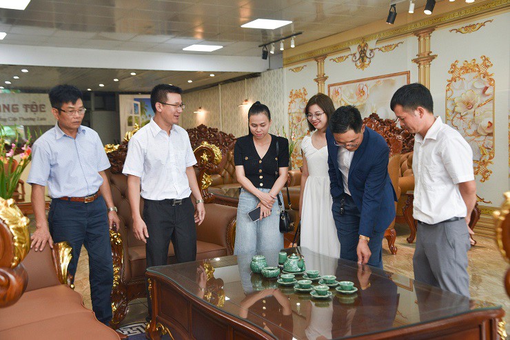 Đời sống - Mang cả lượng vàng “đắp” lên bộ bàn ghế, “đại gia” Hà Nội báo giá hơn nửa tỷ đồng (Hình 7).