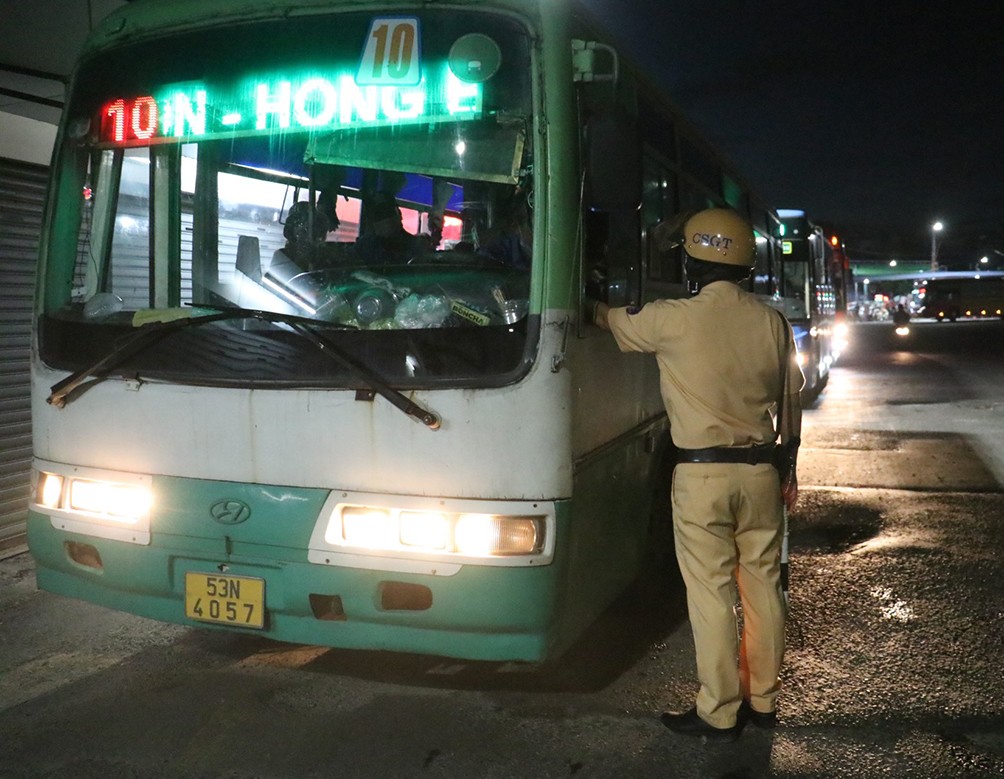 Dân sinh - TP.HCM: Bị phát hiện nồng độ cồn, 2 tài xế xe buýt nói đã nhậu từ hôm trước