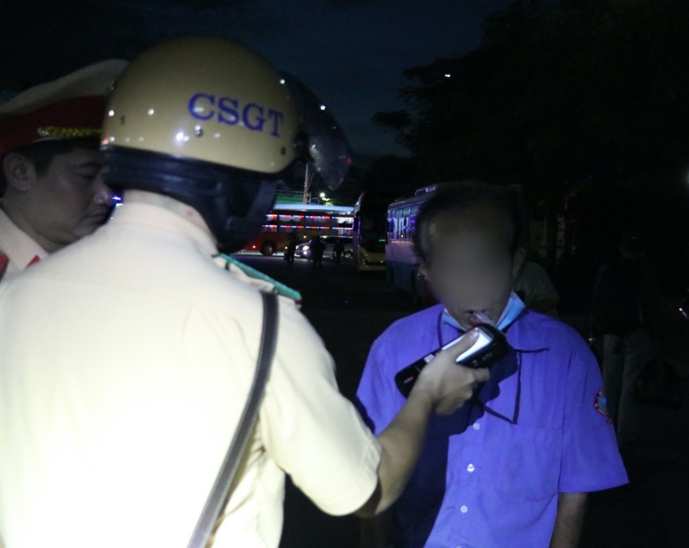 Dân sinh - TP.HCM: Bị phát hiện nồng độ cồn, 2 tài xế xe buýt nói đã nhậu từ hôm trước (Hình 2).