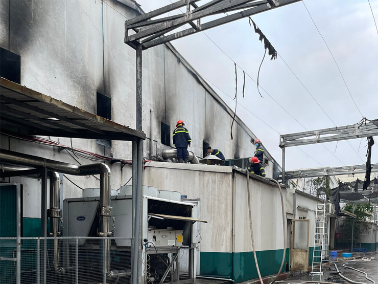 Dân sinh - Cảnh sát cứu 4 người trong đám cháy ở Hà Nội (Hình 3).