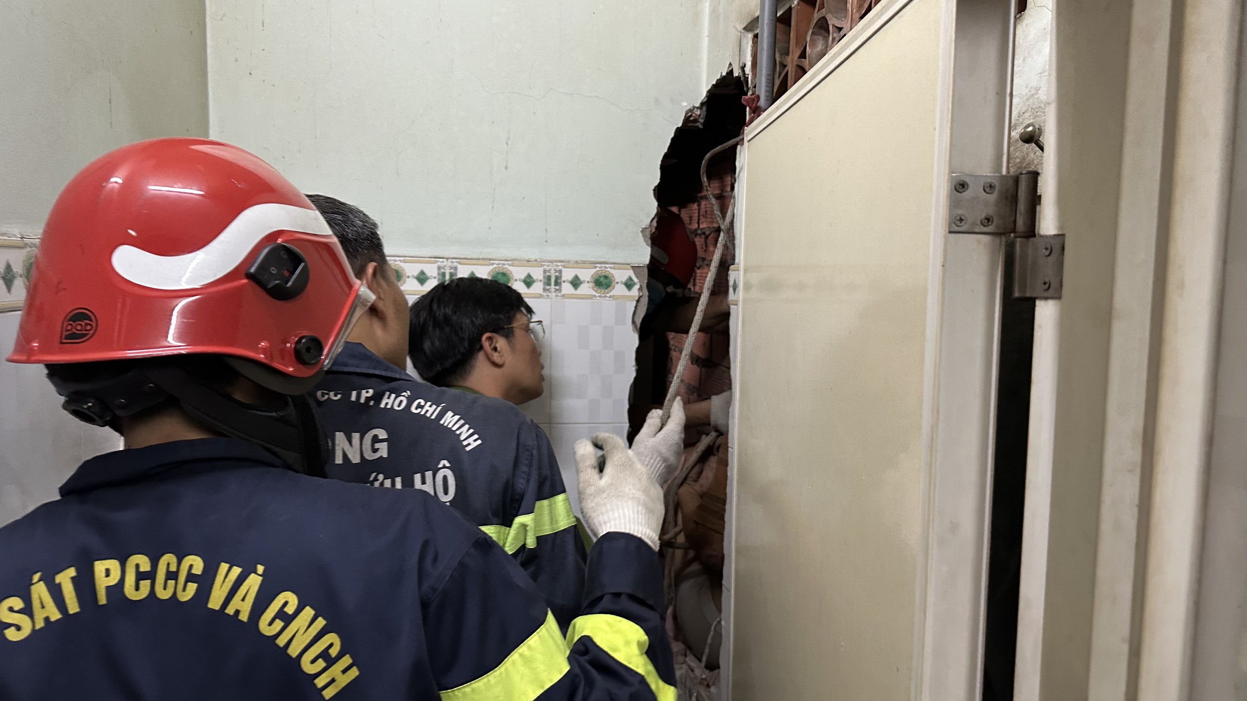 Dân sinh - Giây phút chạy đua với thời gian để cứu thanh niên mắc kẹt giữa 2 bức tường (Hình 4).