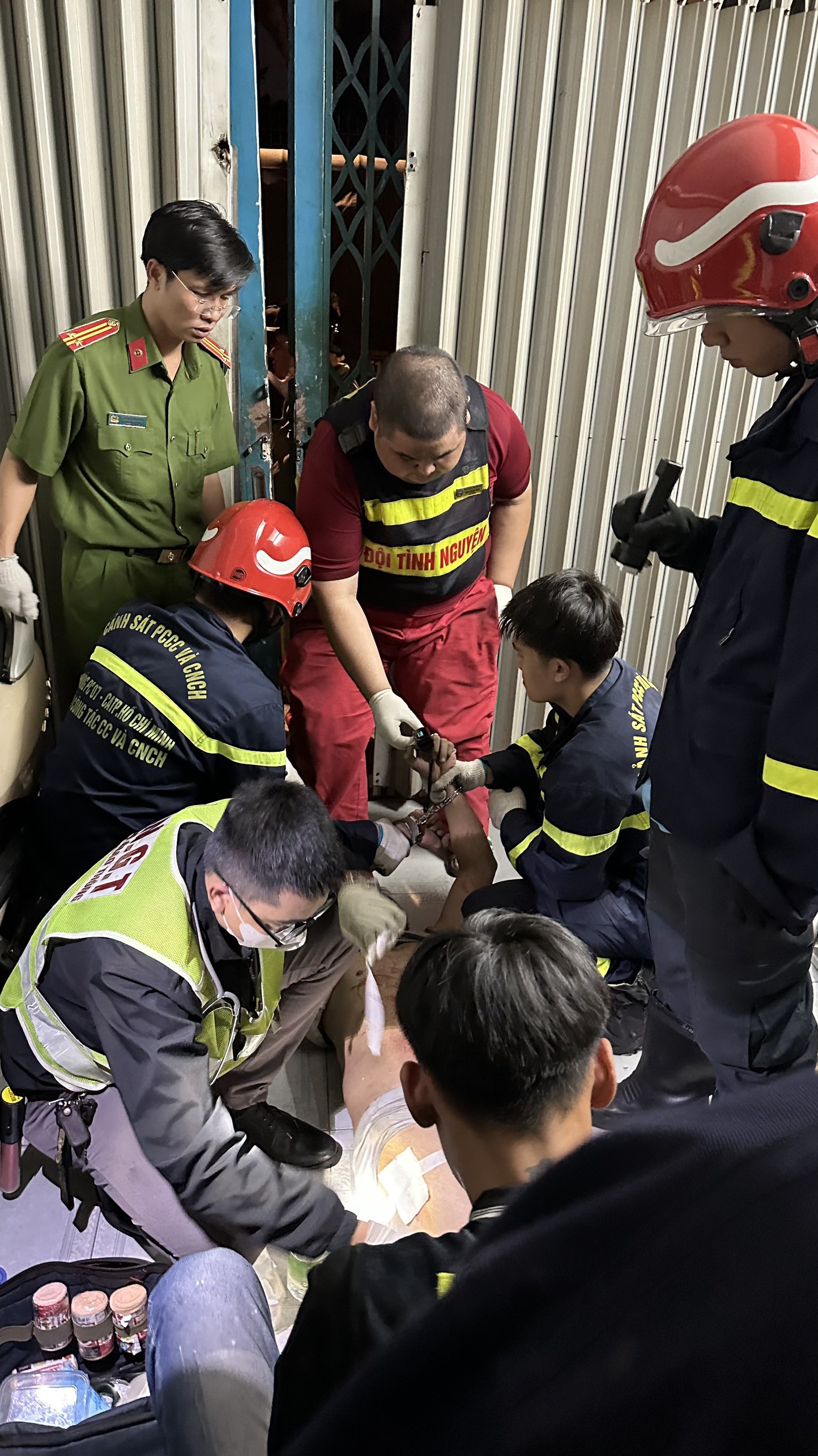 Dân sinh - Giây phút chạy đua với thời gian để cứu thanh niên mắc kẹt giữa 2 bức tường (Hình 6).