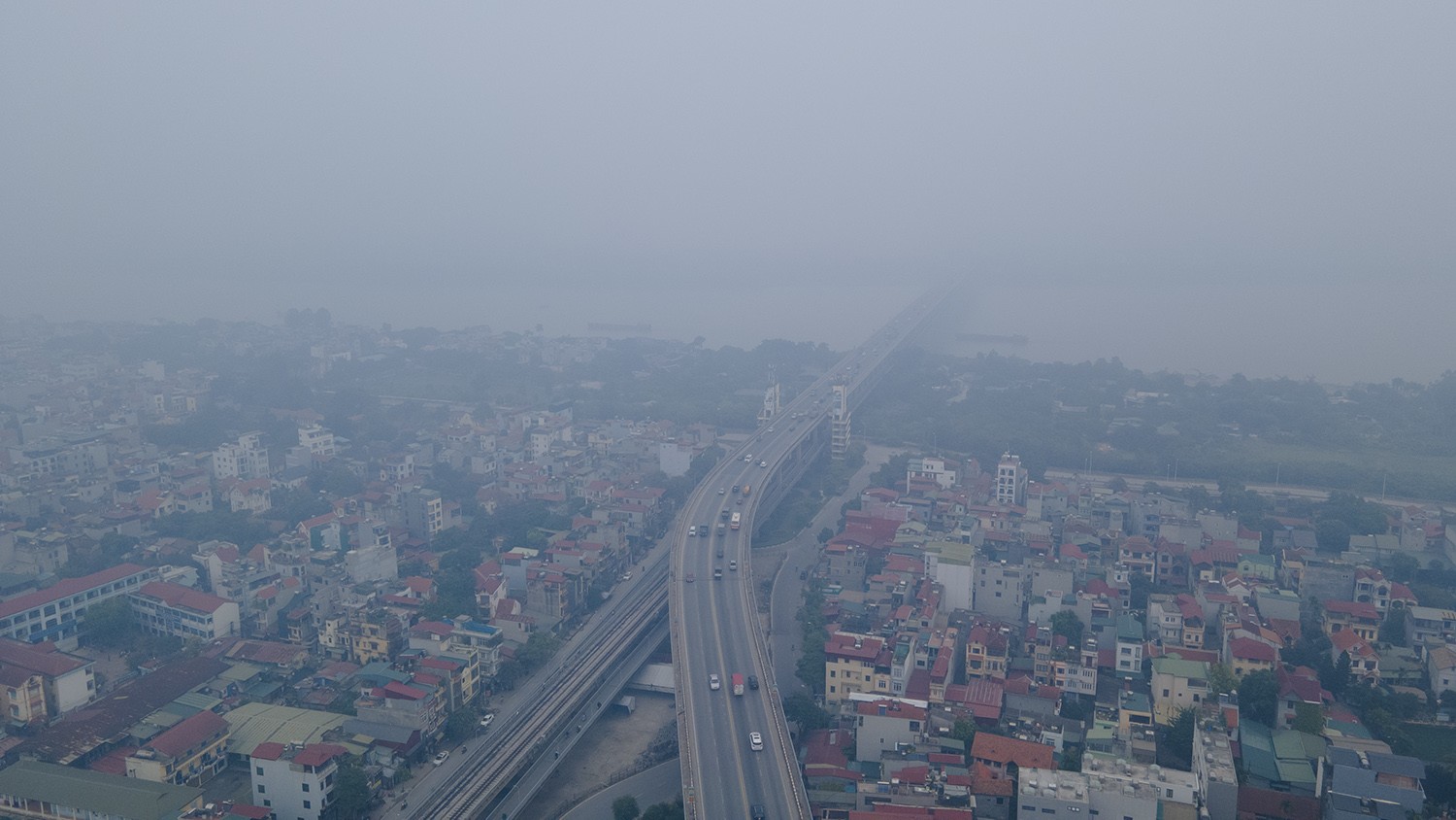 Sự kiện - Trung tâm Hà Nội chìm trong sương mù dày đặc, chất lượng không khí nhiều nơi ở “mức đỏ” (Hình 11).