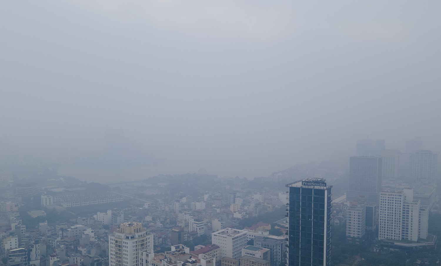 Sự kiện - Trung tâm Hà Nội chìm trong sương mù dày đặc, chất lượng không khí nhiều nơi ở “mức đỏ” (Hình 13).