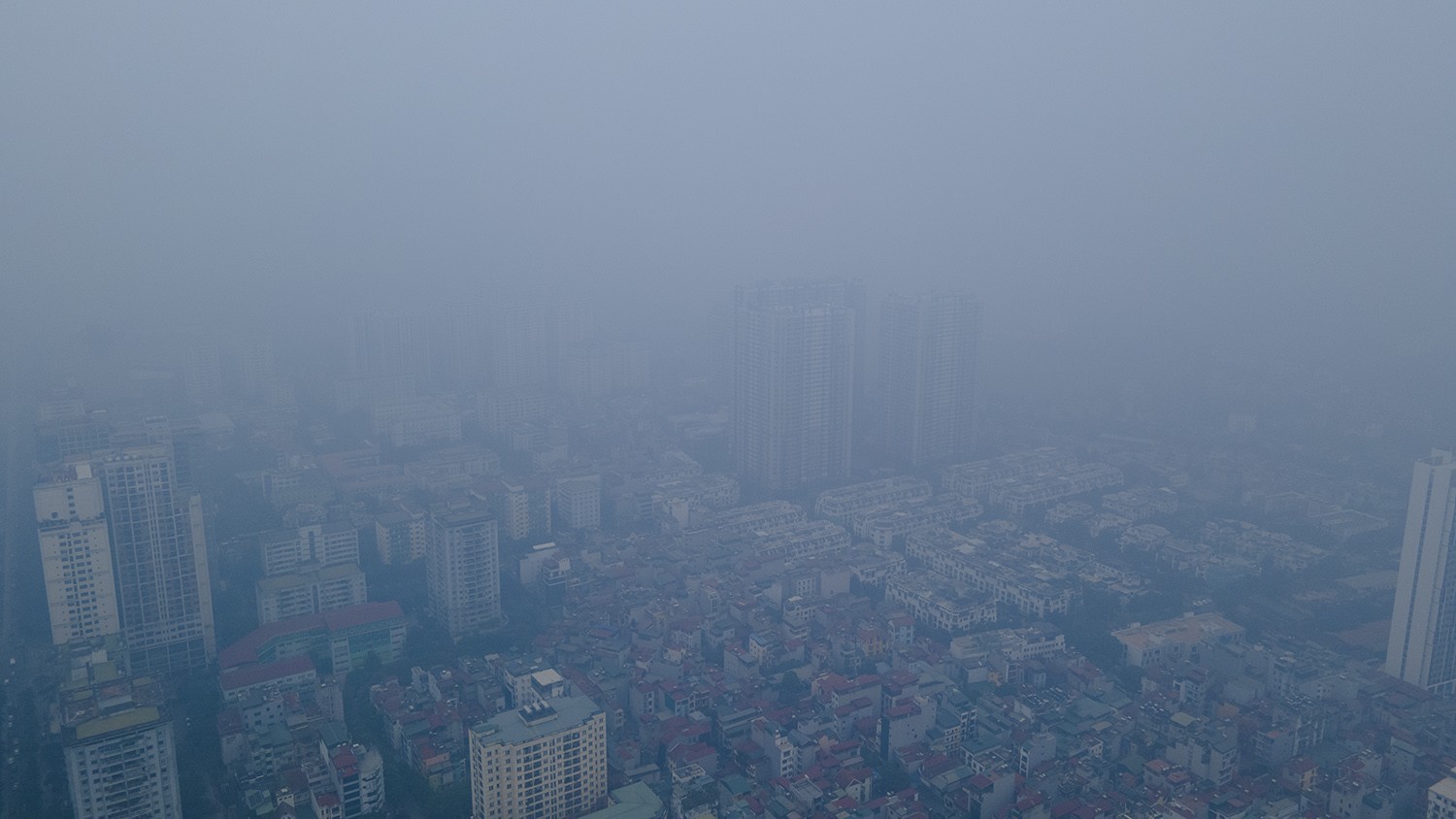 Sự kiện - Trung tâm Hà Nội chìm trong sương mù dày đặc, chất lượng không khí nhiều nơi ở “mức đỏ” (Hình 15).