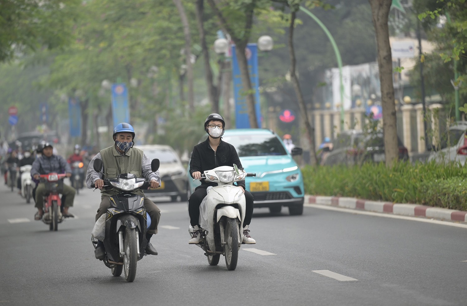 Sự kiện - Trung tâm Hà Nội chìm trong sương mù dày đặc, chất lượng không khí nhiều nơi ở “mức đỏ” (Hình 17).