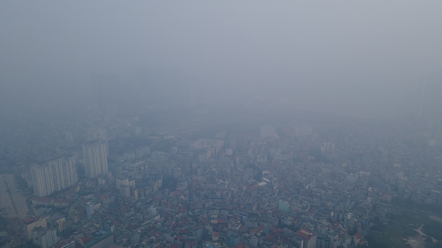 Sự kiện - Trung tâm Hà Nội chìm trong sương mù dày đặc, chất lượng không khí nhiều nơi ở “mức đỏ” (Hình 2).