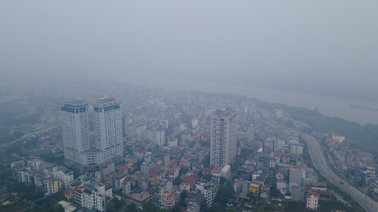 Sự kiện - Trung tâm Hà Nội chìm trong sương mù dày đặc, chất lượng không khí nhiều nơi ở “mức đỏ” (Hình 3).