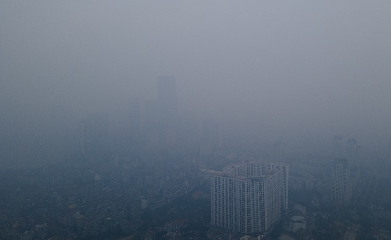 Sự kiện - Trung tâm Hà Nội chìm trong sương mù dày đặc, chất lượng không khí nhiều nơi ở “mức đỏ” (Hình 5).