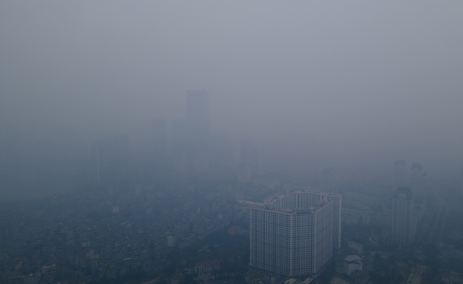 Sự kiện - Trung tâm Hà Nội chìm trong sương mù dày đặc, chất lượng không khí nhiều nơi ở “mức đỏ” (Hình 5).