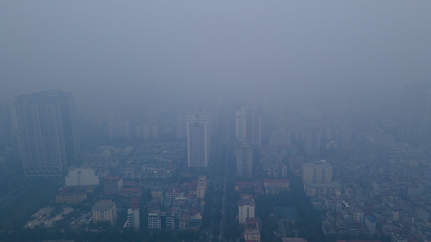 Sự kiện - Trung tâm Hà Nội chìm trong sương mù dày đặc, chất lượng không khí nhiều nơi ở “mức đỏ” (Hình 6).