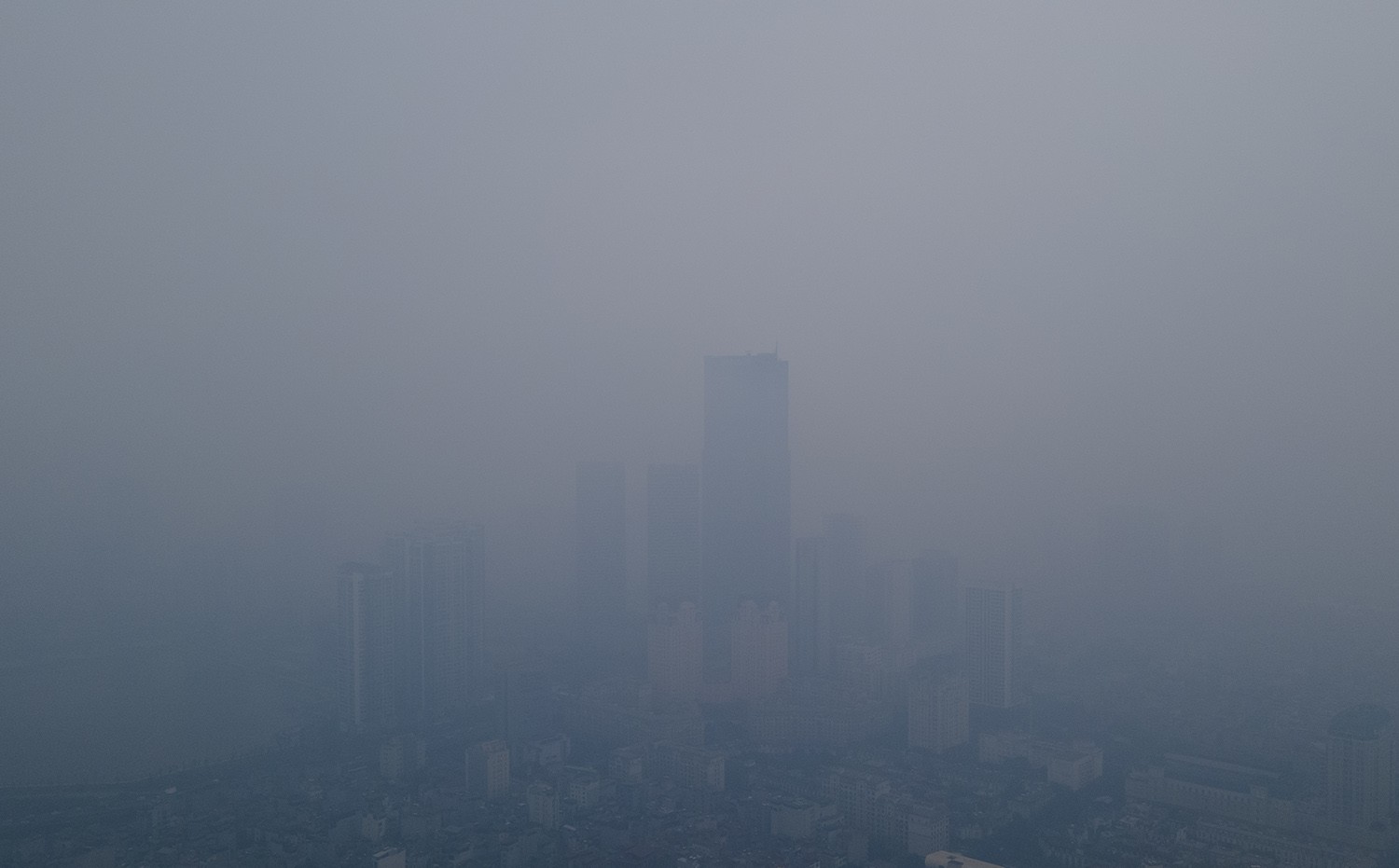 Sự kiện - Trung tâm Hà Nội chìm trong sương mù dày đặc, chất lượng không khí nhiều nơi ở “mức đỏ” (Hình 7).