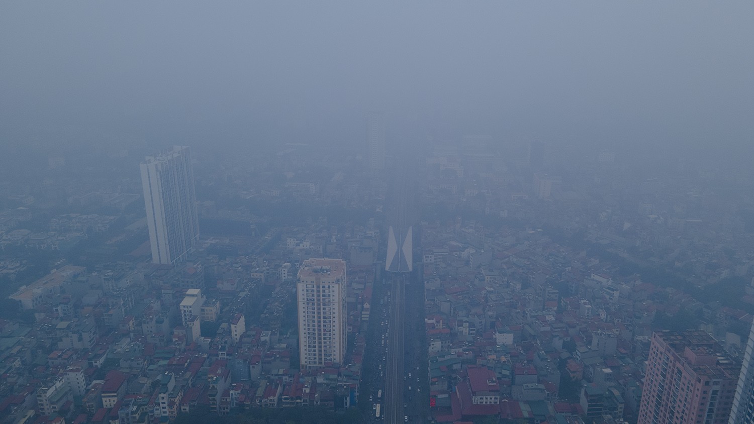 Sự kiện - Trung tâm Hà Nội chìm trong sương mù dày đặc, chất lượng không khí nhiều nơi ở “mức đỏ” (Hình 8).