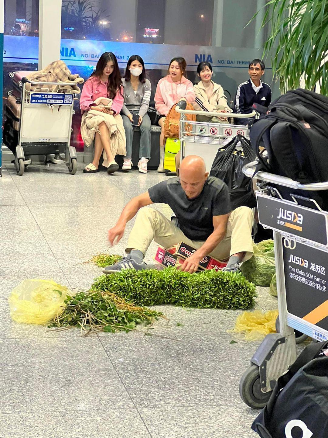 Đời sống - Hình ảnh khách Tây ngồi nhặt rau giữa sảnh sân bay Nội Bài gây xôn xao mạng xã hội (Hình 2).