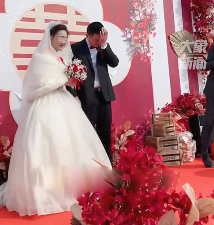 Đời sống - Chú rể bật khóc nức nở hơn 30 phút, cô dâu chỉ biết 'cười trừ' (Hình 2).