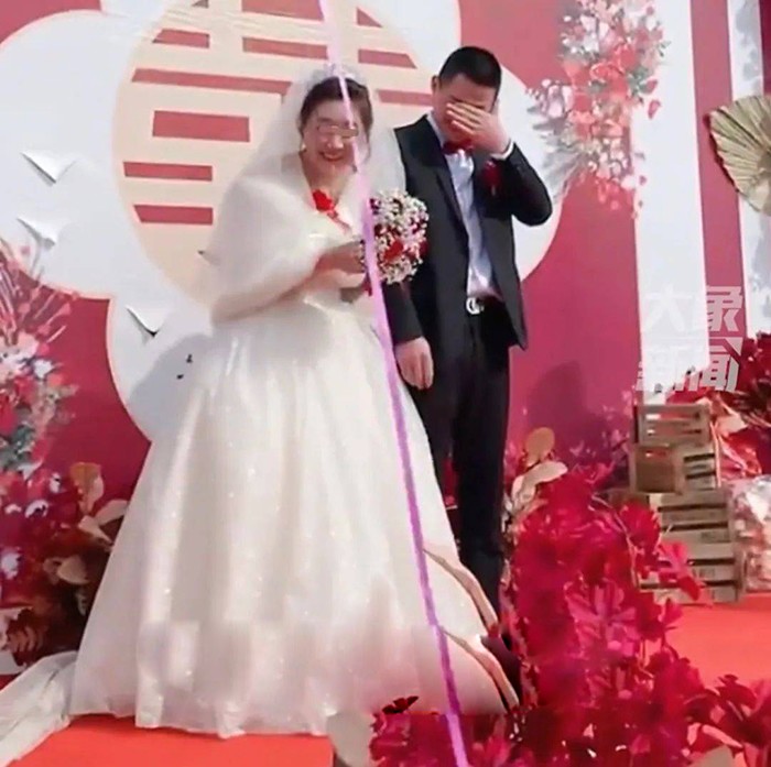 Đời sống - Chú rể bật khóc nức nở hơn 30 phút, cô dâu chỉ biết 'cười trừ' (Hình 3).