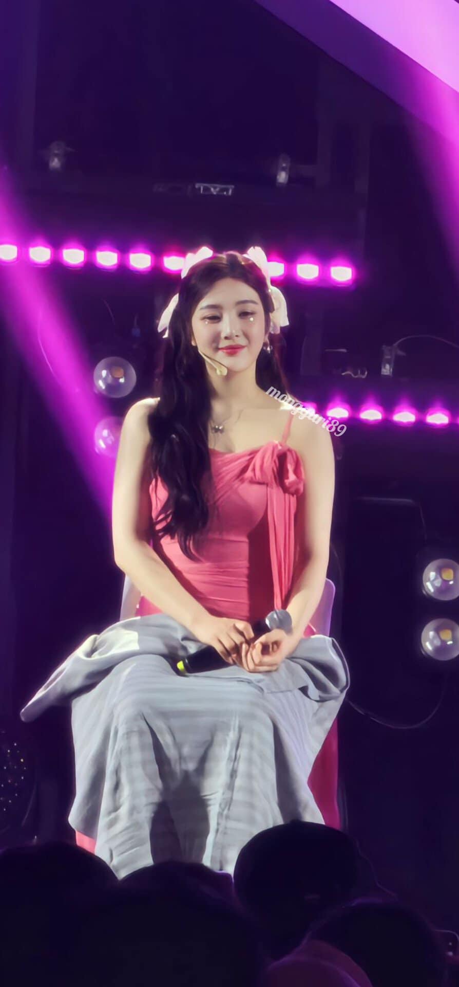 Giải trí - Khán giả phản đối gay gắt vì một nữ ca sĩ mặc váy ngắn (Hình 3).