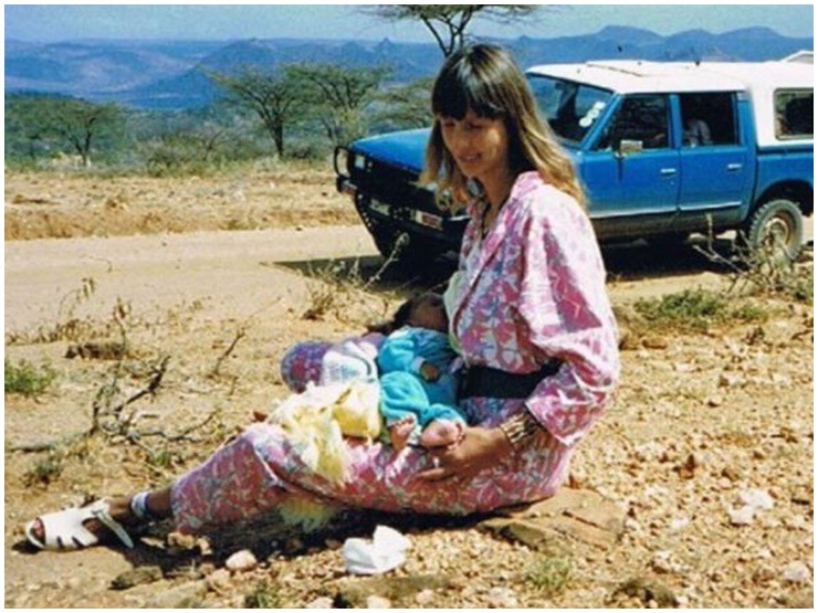 Giải trí - Mỹ nhân ngoại quốc bỏ bạn trai, kết hôn với người đàn ông đẹp nhất bộ lạc châu Phi (Hình 3).