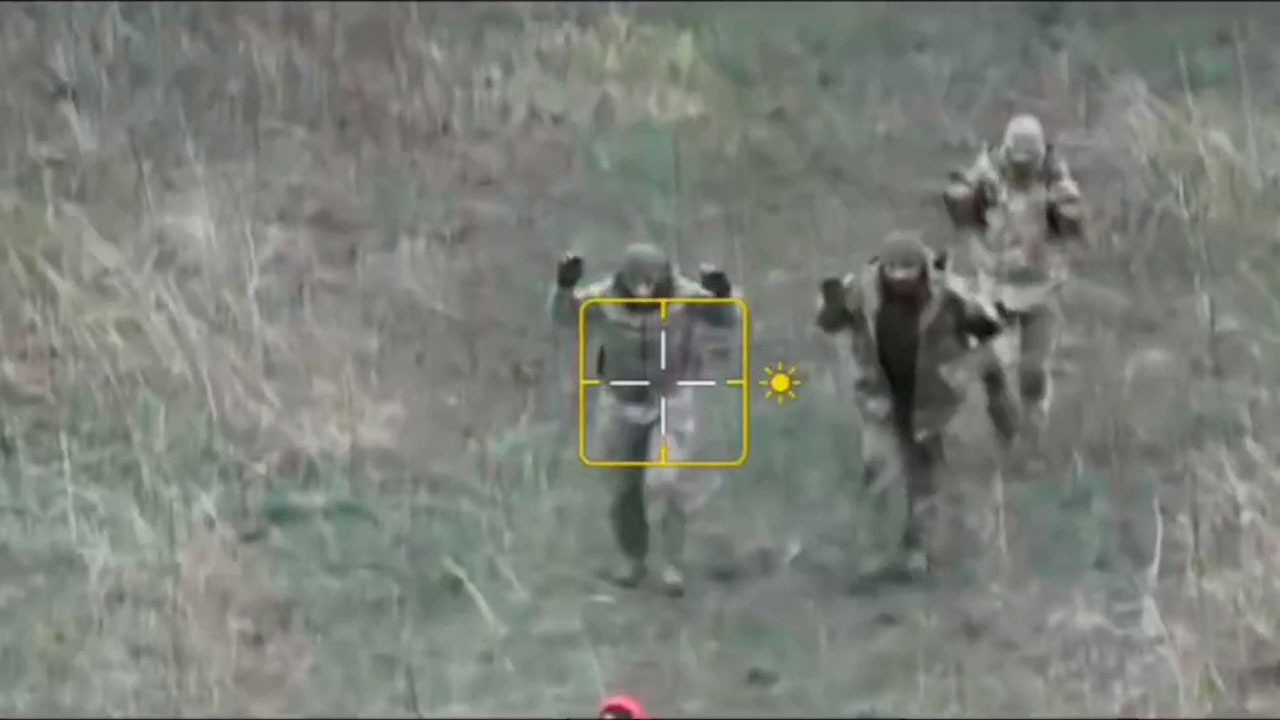 Thế giới - Video Nga dùng 2 UAV áp giải 4 binh sĩ Ukraine đầu hàng trên chiến trường