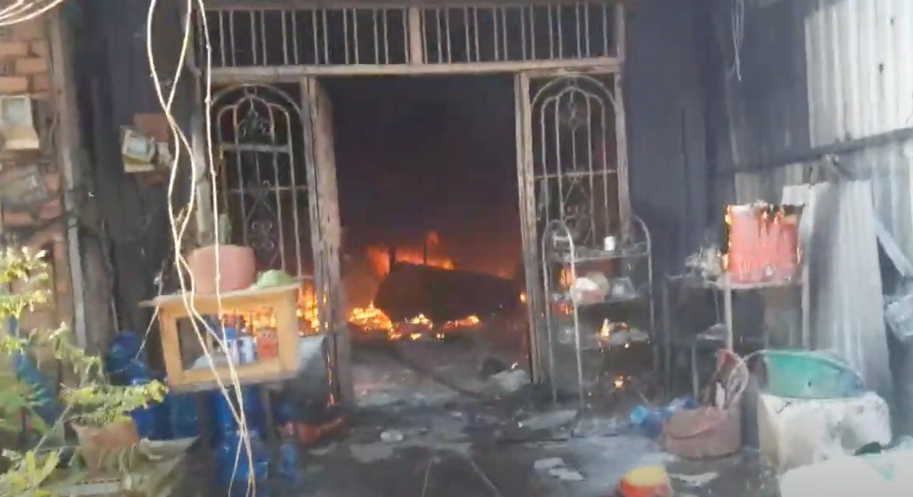 Dân sinh - Cháy 2 căn nhà, mẹ bị bỏng vì cố 'cứu' sách vở của con