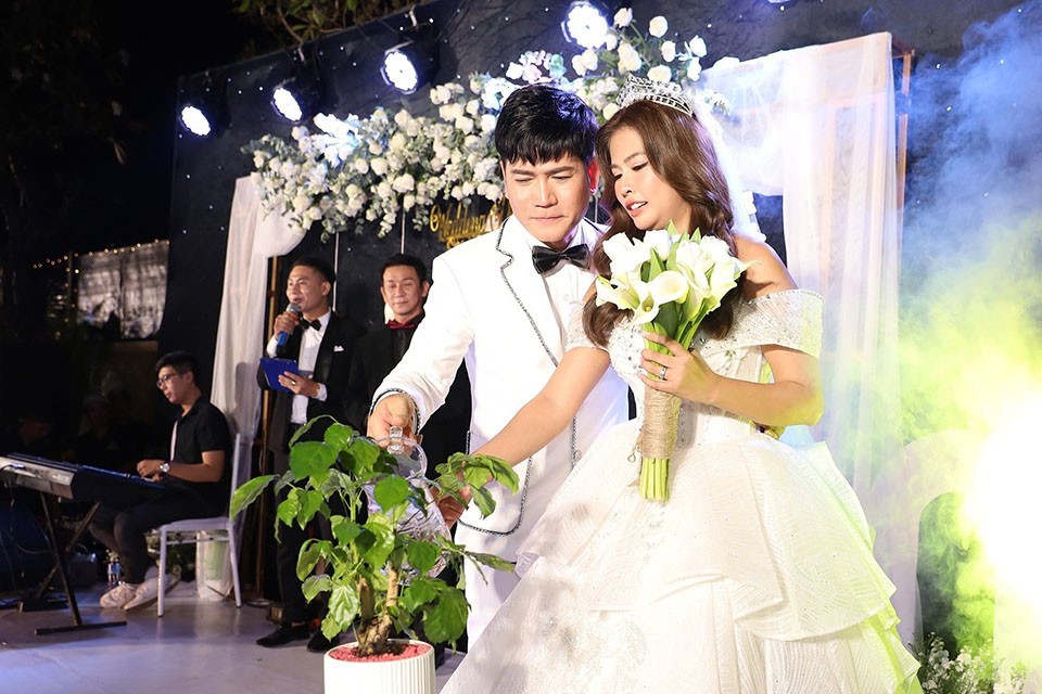 Giải trí - Quách Thành Danh cùng vợ và 5 con làm đám cưới linh đình tại biệt thự 35 tỷ