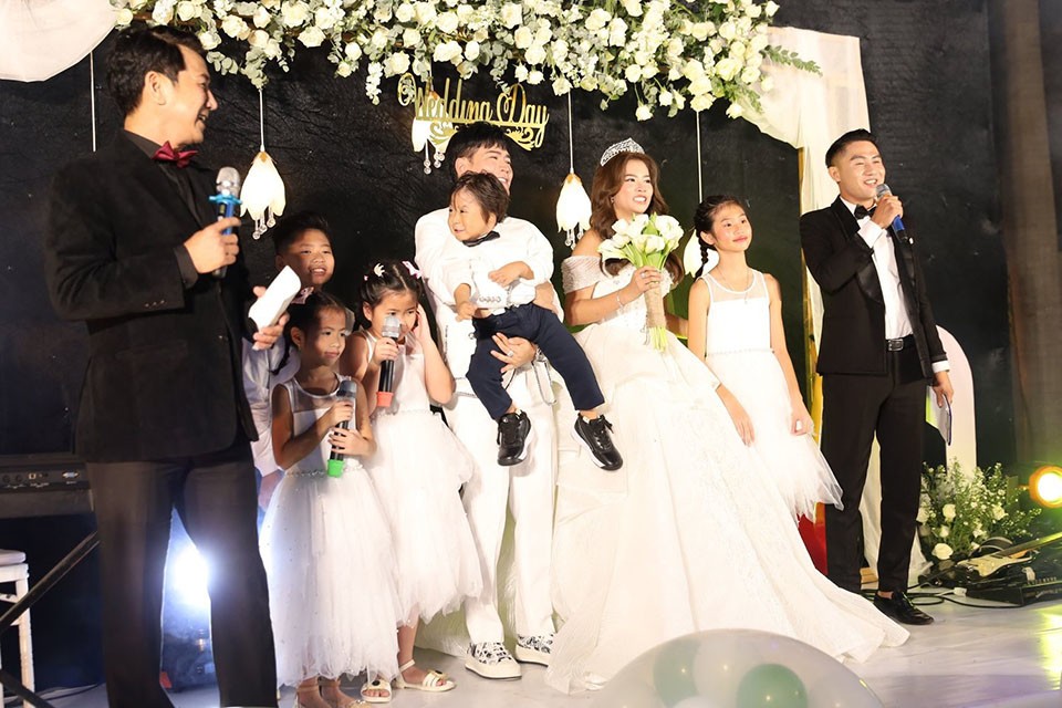 Giải trí - Quách Thành Danh cùng vợ và 5 con làm đám cưới linh đình tại biệt thự 35 tỷ (Hình 2).