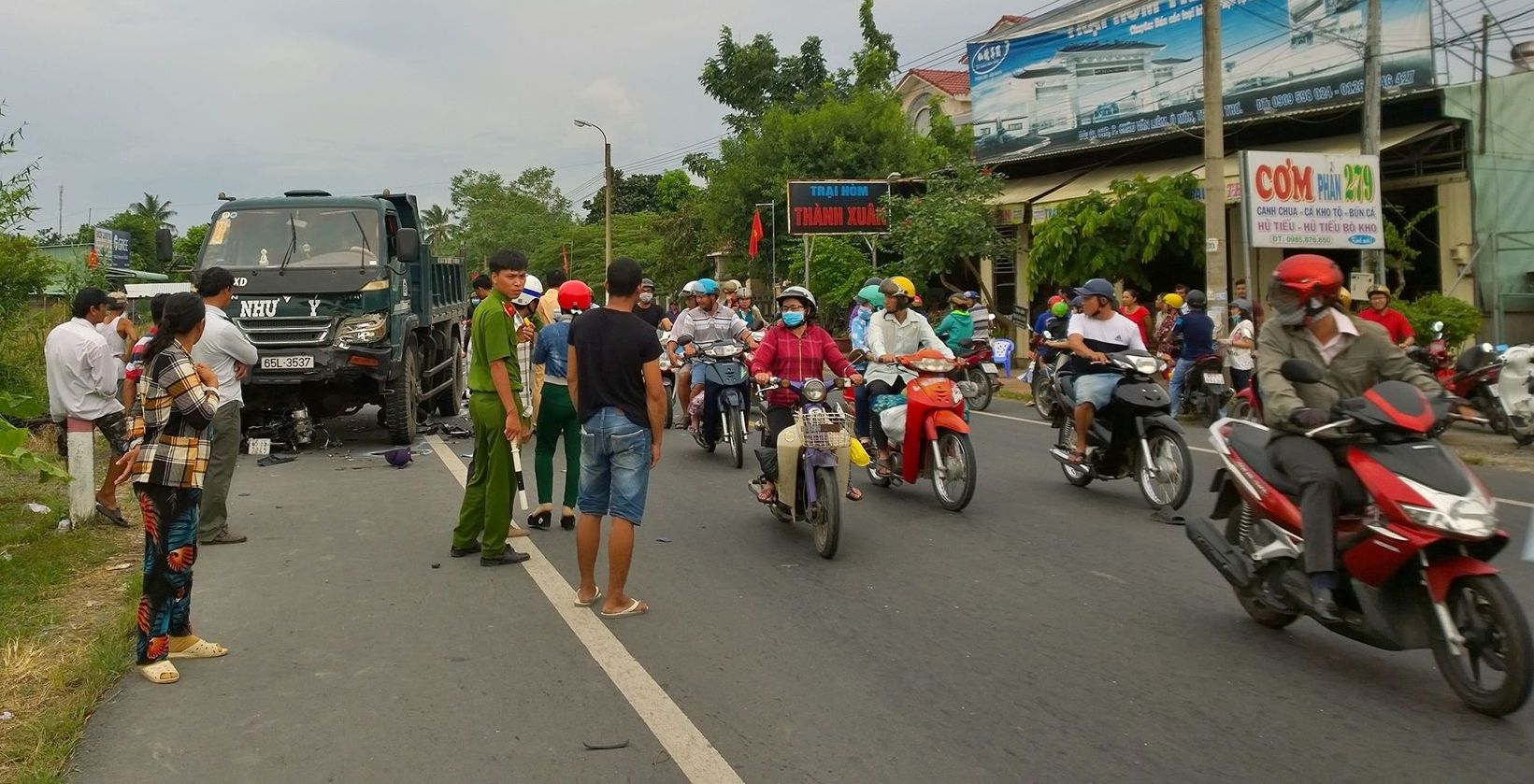 Xã hội - Cần Thơ: Đâm trực diện xe tải, nam thanh niên đi xe máy chết thảm (Hình 3).