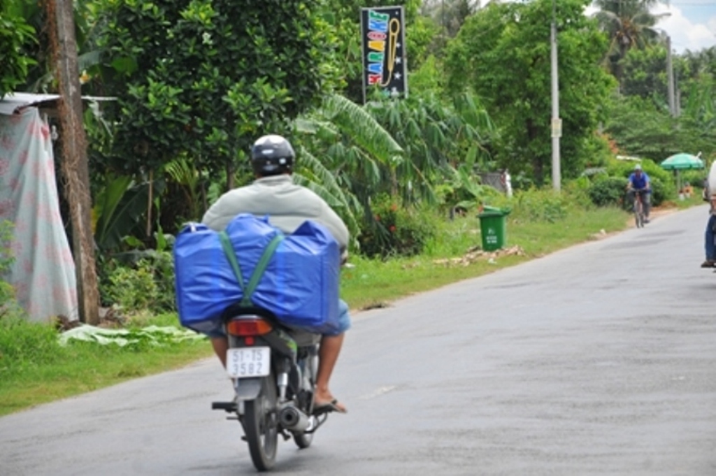 Xã hội - Nhức nhối nạn buôn lậu trong mùa nước nổi (Hình 2).