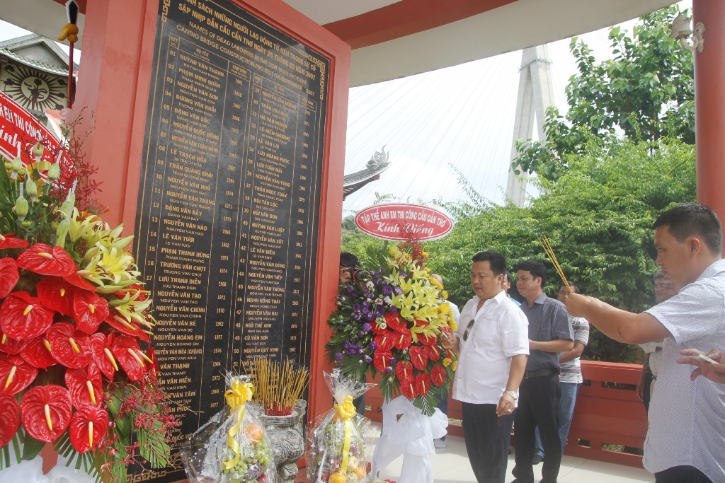 Xã hội - Tưởng niệm người lao động tử nạn trong vụ sập nhịp dẫn cầu Cần Thơ