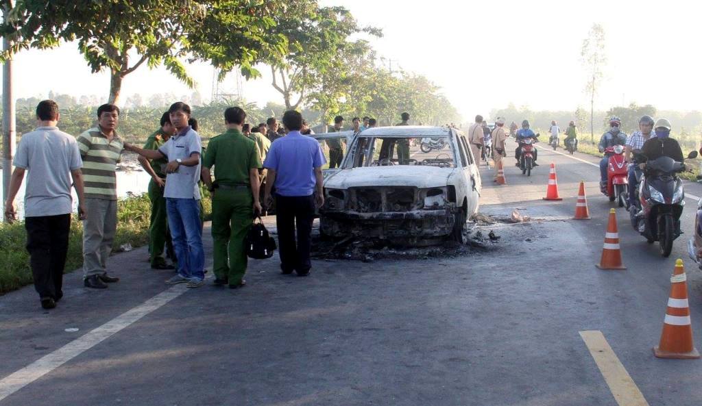 Pháp luật - Điều tra nguyên nhân vụ cháy ô tô khiến 2 người nhập viện cấp cứu