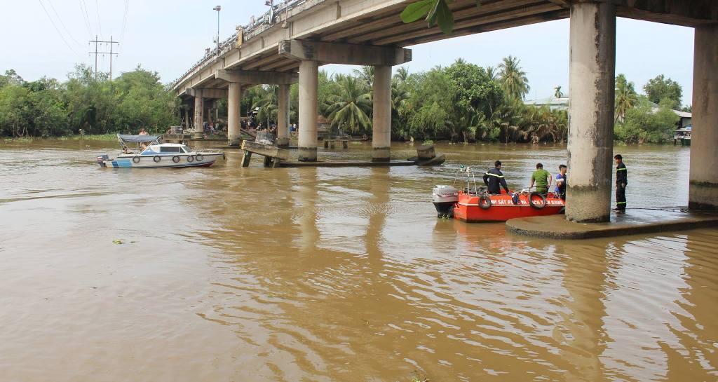 Tin nhanh - Sà lan chở cát chìm giữa sông, vợ chồng mất tích