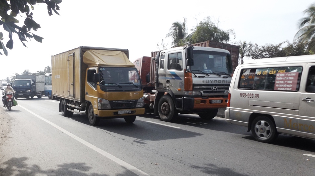 Tiêu dùng & Dư luận - Ngày đầu tiên thu phí, BOT Cai Lậy phải “xả trạm” 15 phút