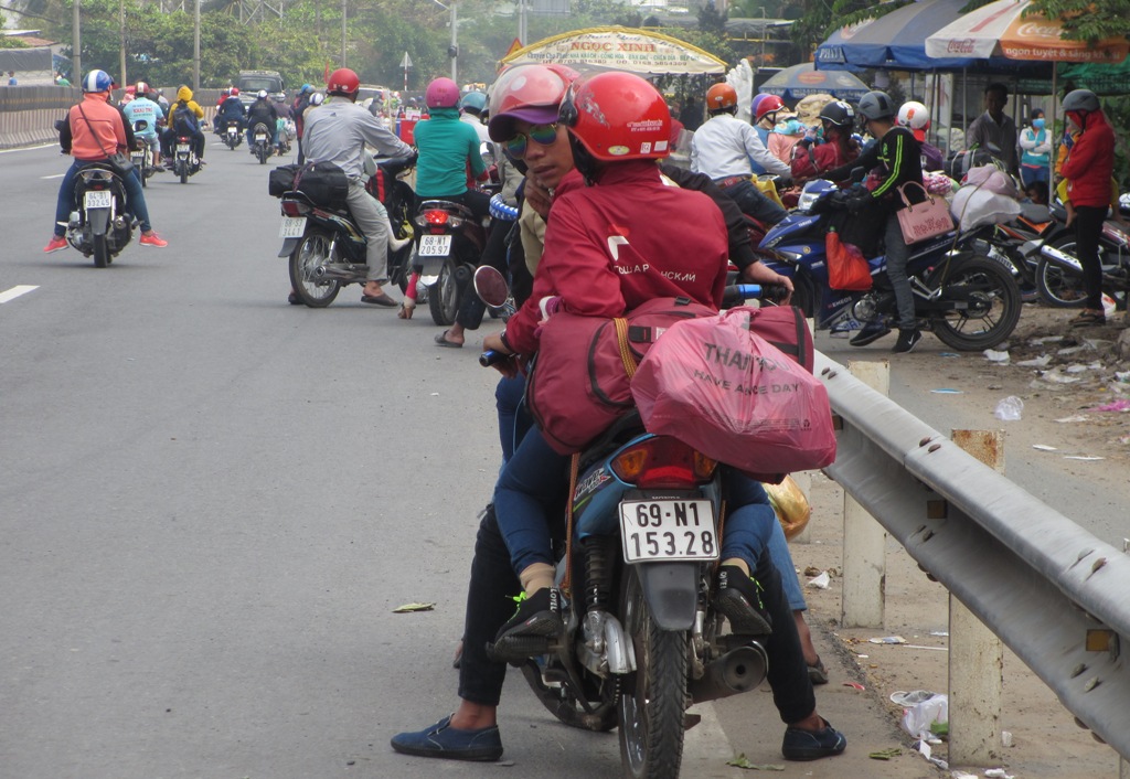 Tin nhanh - Người dân miền Tây ùn ùn rời quê, giao thông ùn tắc cục bộ (Hình 2).