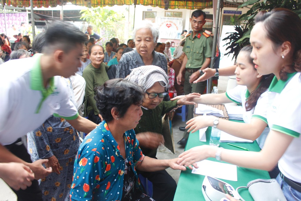 Công an TP.Cần Thơ tặng quà, khám bệnh miễn phí cho người nghèo (Hình 3).