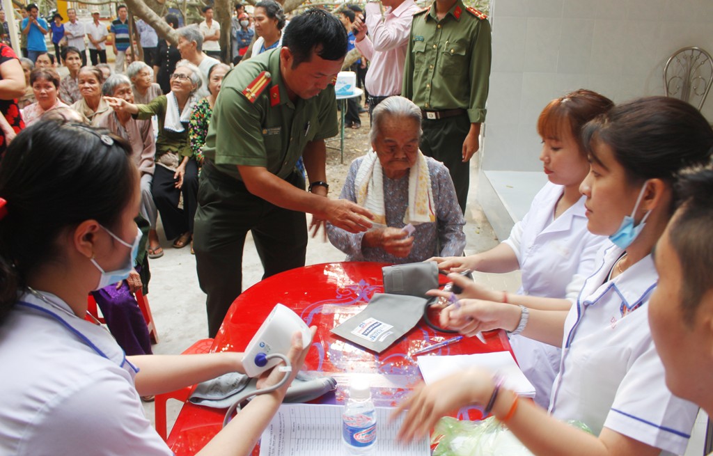 Công an TP.Cần Thơ khám bệnh, phát thuốc miễn phí cho người nghèo