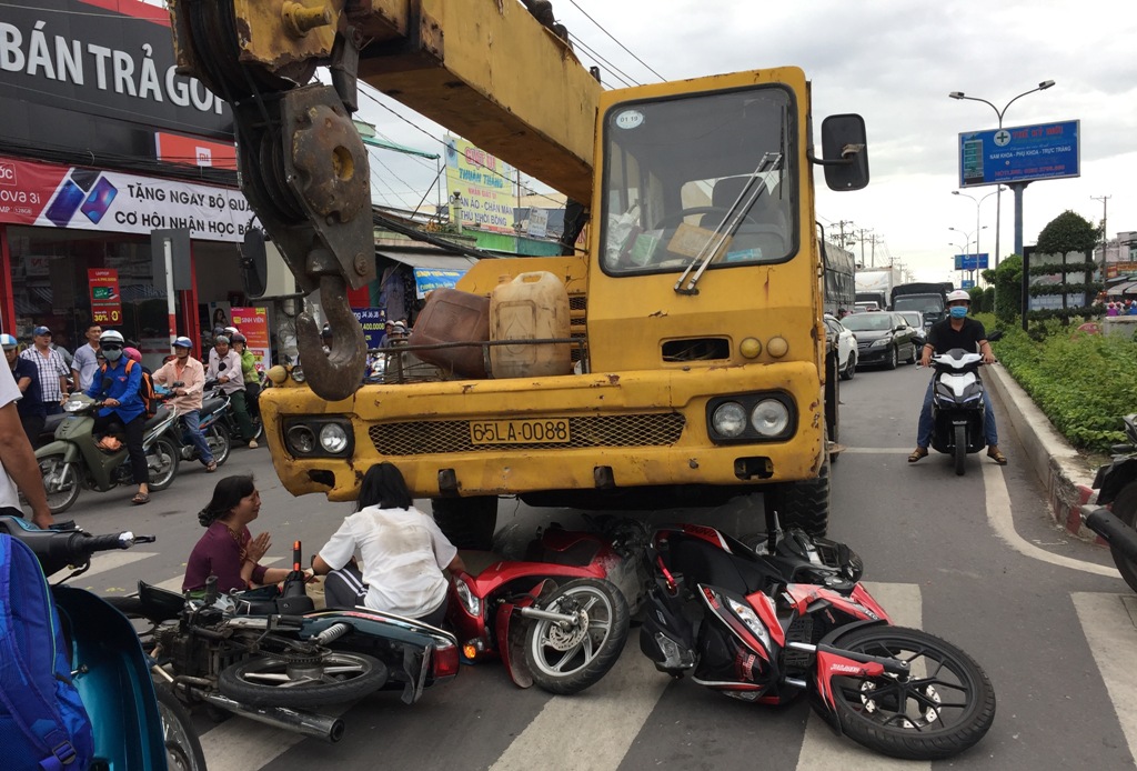 Tin nhanh - Xe cứu hộ tông liên hoàn xe máy chờ đèn đỏ, một bé trai tử vong