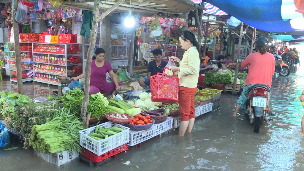 Dân sinh - Triều cường dâng cao, tiểu thương chấp nhận “sống chung với lũ” (Hình 2).