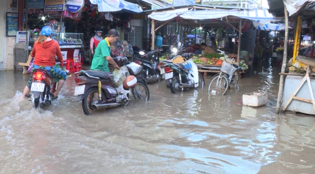 Dân sinh - Triều cường dâng cao, tiểu thương chấp nhận “sống chung với lũ”