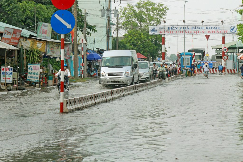 Tin nhanh - Triều cường dâng cao, nhiều tuyến đường ở Vĩnh Long chìm trong biển nước (Hình 4).