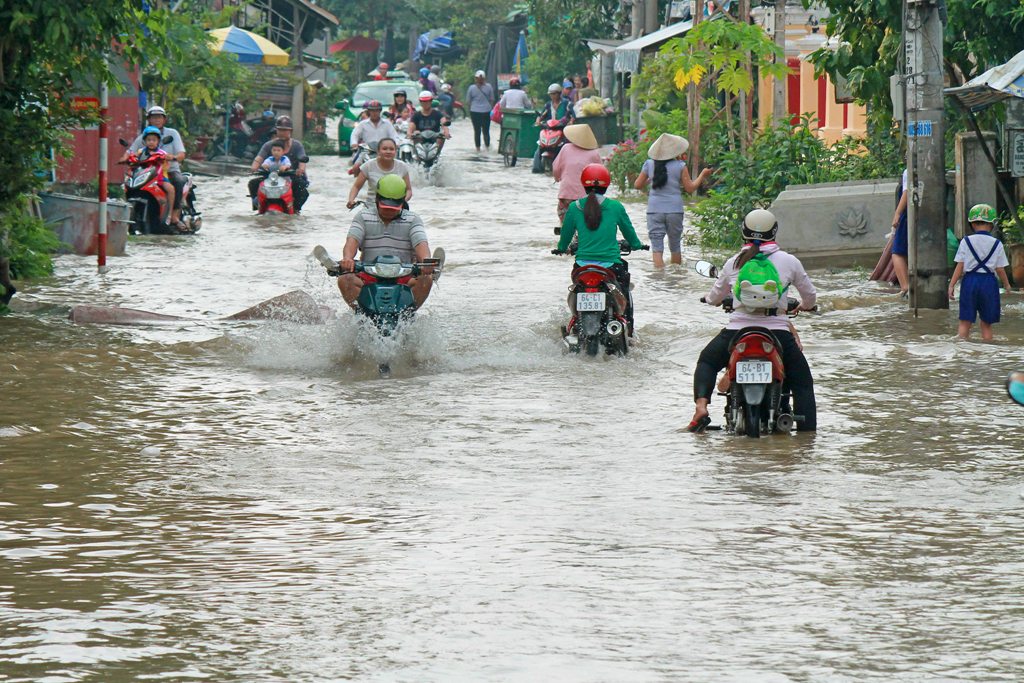 Tin nhanh - Triều cường dâng cao, nhiều tuyến đường ở Vĩnh Long chìm trong biển nước (Hình 5).