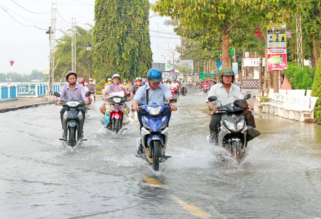 Tin nhanh - Triều cường dâng cao, nhiều tuyến đường ở Vĩnh Long chìm trong biển nước (Hình 6).