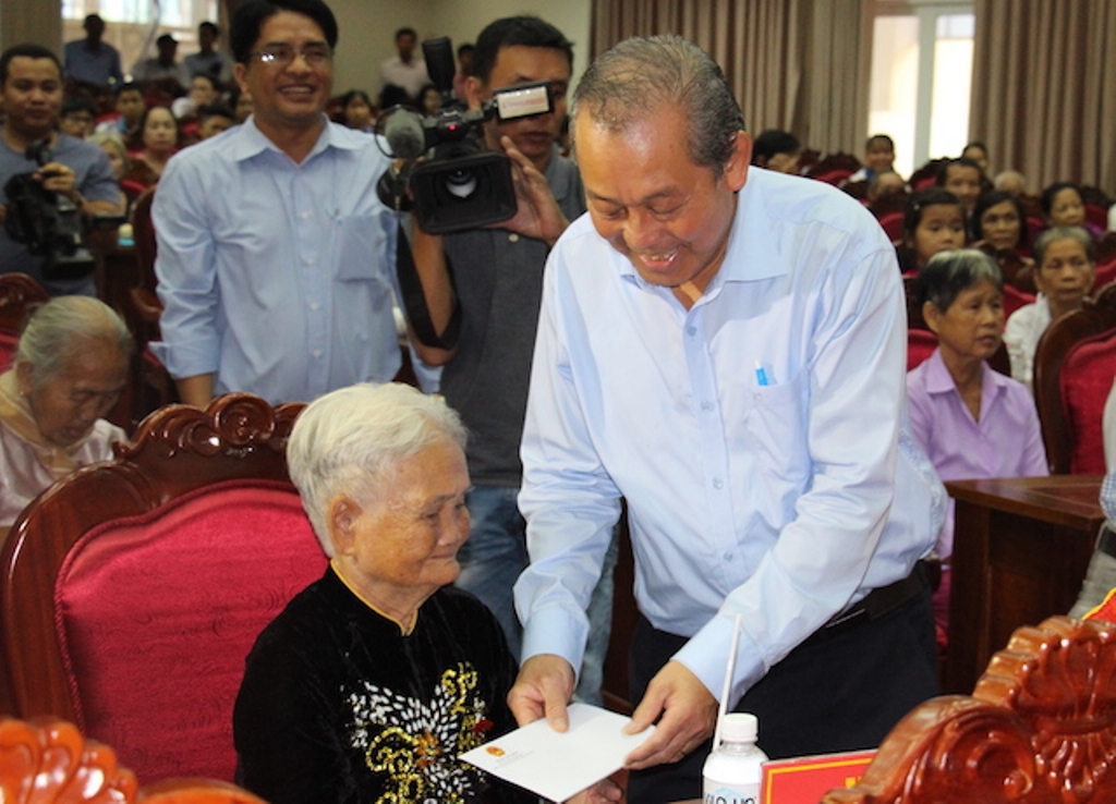 Tin nhanh - Phó Thủ tướng Trương Hòa Bình thăm, tặng quà Mẹ Việt Nam Anh hùng, gia đình chính sách tỉnh Vĩnh Long (Hình 2).