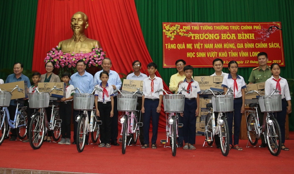 Tin nhanh - Phó Thủ tướng Trương Hòa Bình thăm, tặng quà Mẹ Việt Nam Anh hùng, gia đình chính sách tỉnh Vĩnh Long (Hình 3).