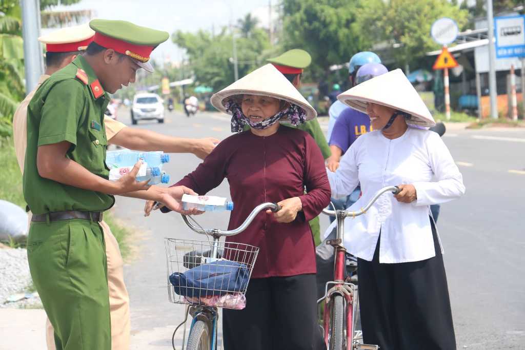 Tin nhanh - Hình ảnh đẹp: Công an Cần Thơ phát nước suối, khăn lạnh miễn phí cho người dân dịp lễ 30/4 -1/5 (Hình 2).